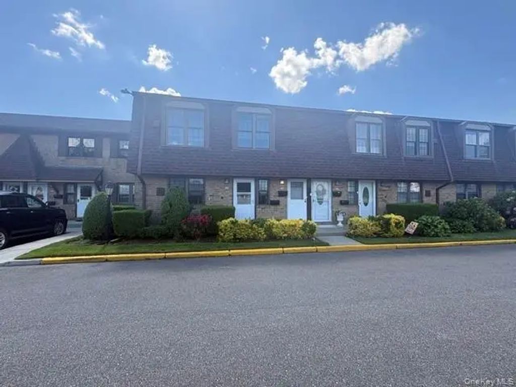 335 Mariners Way, Copiague