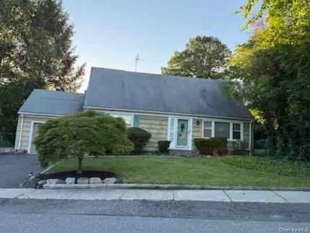 31 Glenwood Road, Glen Head