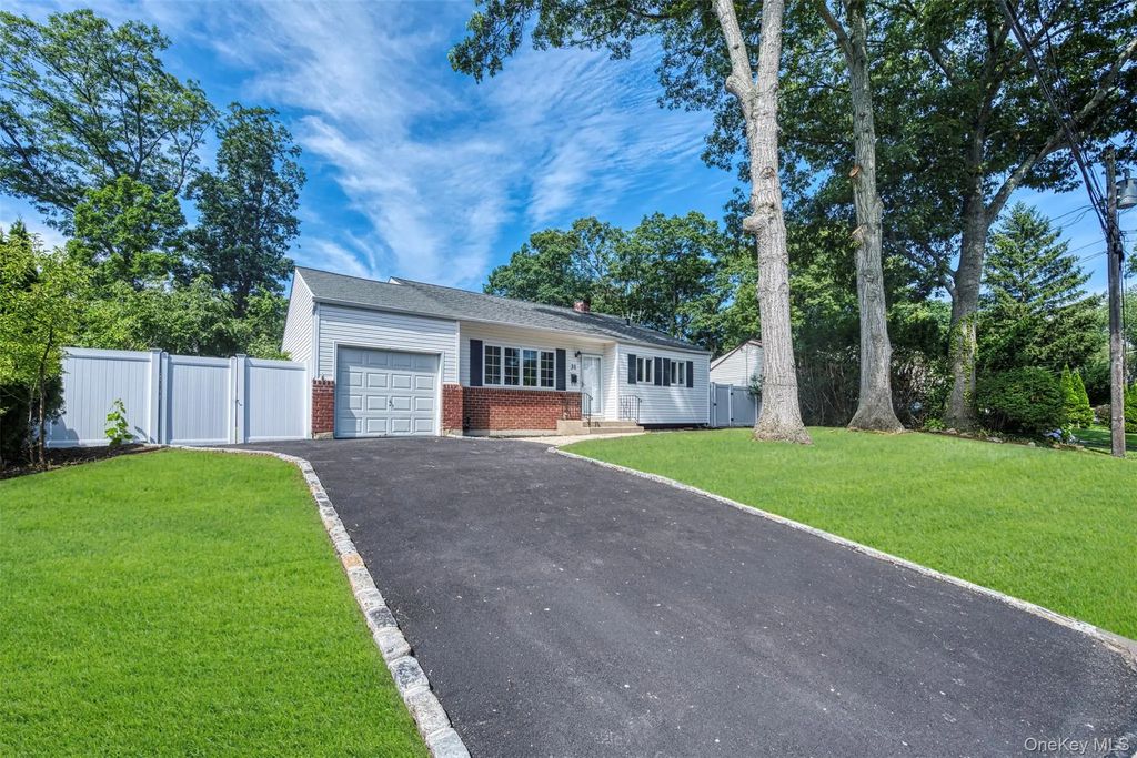 31 Foxwood Drive E, Huntington Station