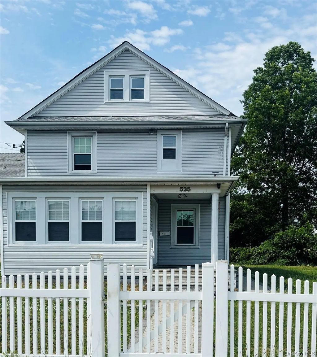 535 Cross Street, Westbury
