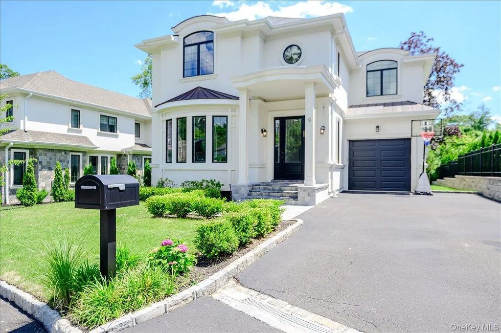 9 Greenway Terrace, Great Neck