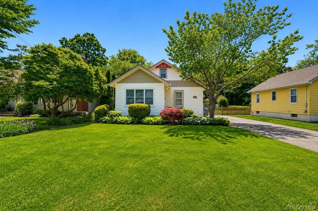 105 4th Avenue, East Northport