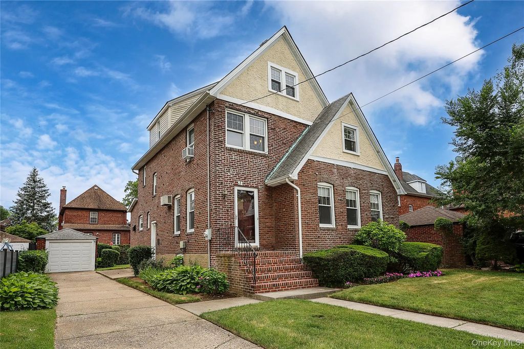 48 Surrey Commons, Lynbrook
