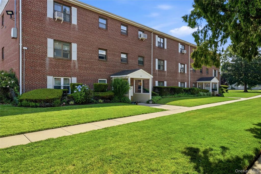 123 Park Avenue # B3, Amityville