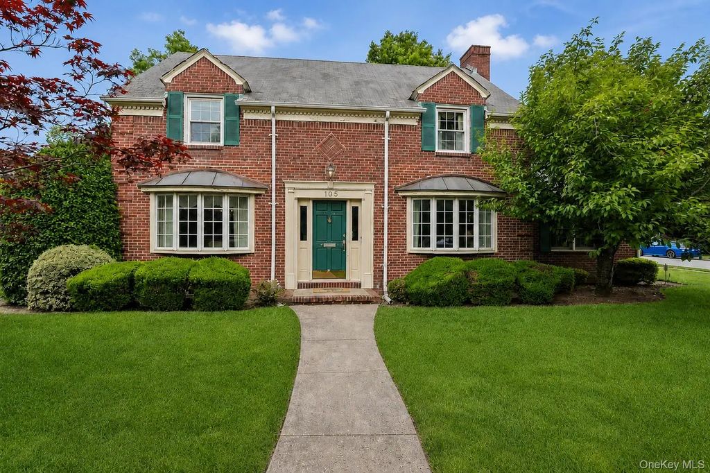 105 Stewart Avenue, Garden City