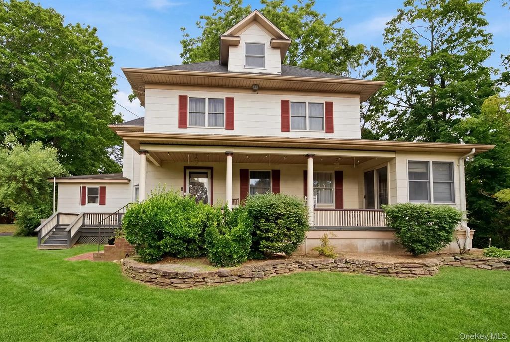 863 Lake Road, Huntington