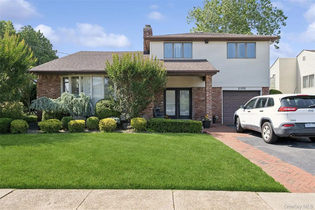 2105 Holland Way, Merrick