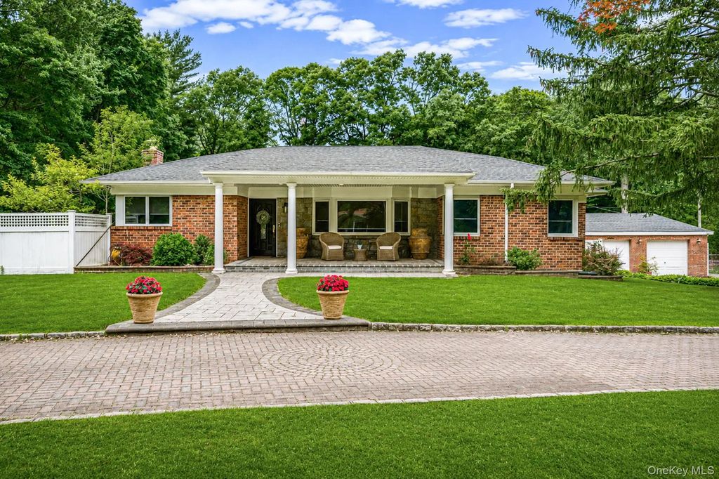 199 Dix Hills Road, Dix Hills