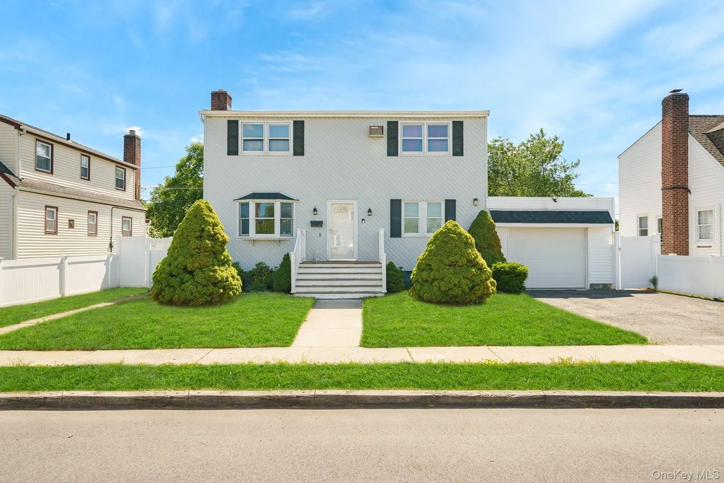 21 Lido Parkway, Lindenhurst