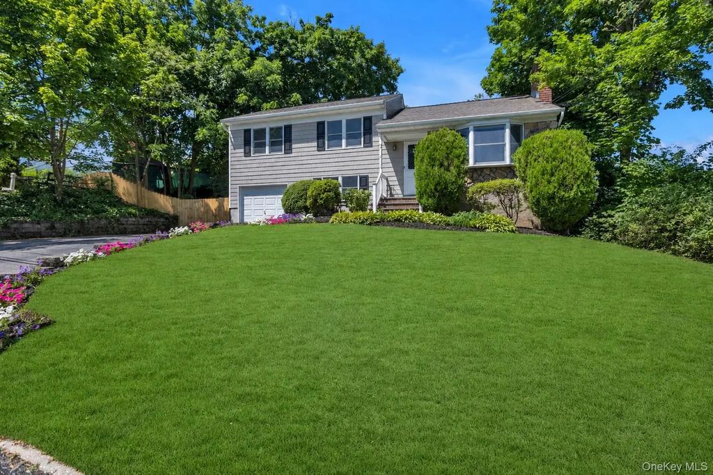 16 Meath Avenue, Huntington