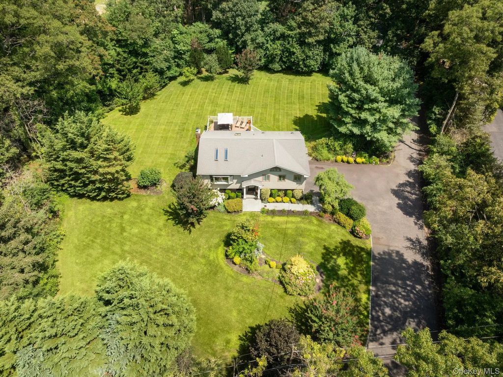 25 Brewster Avenue, Northport