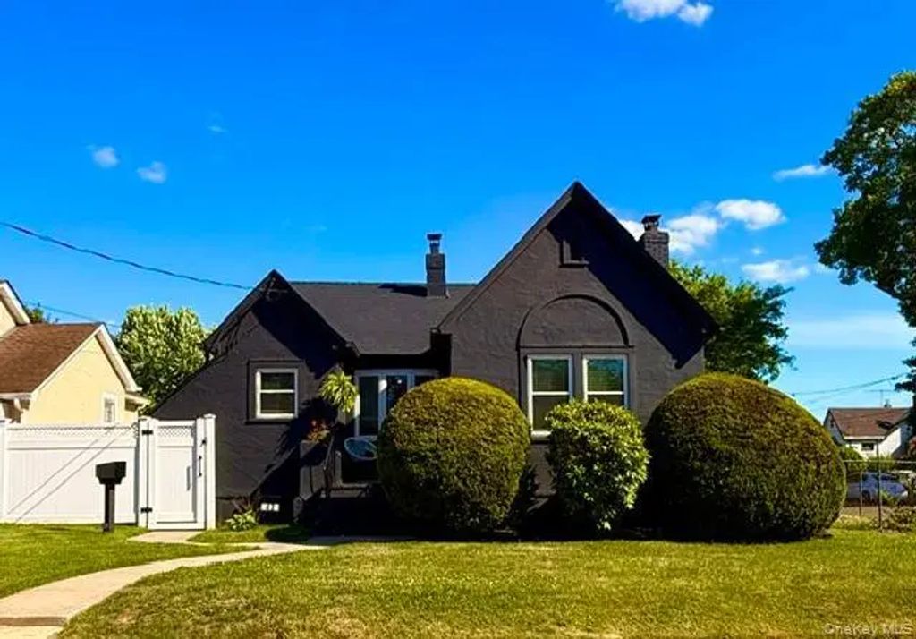 43 Elinor Place, Freeport