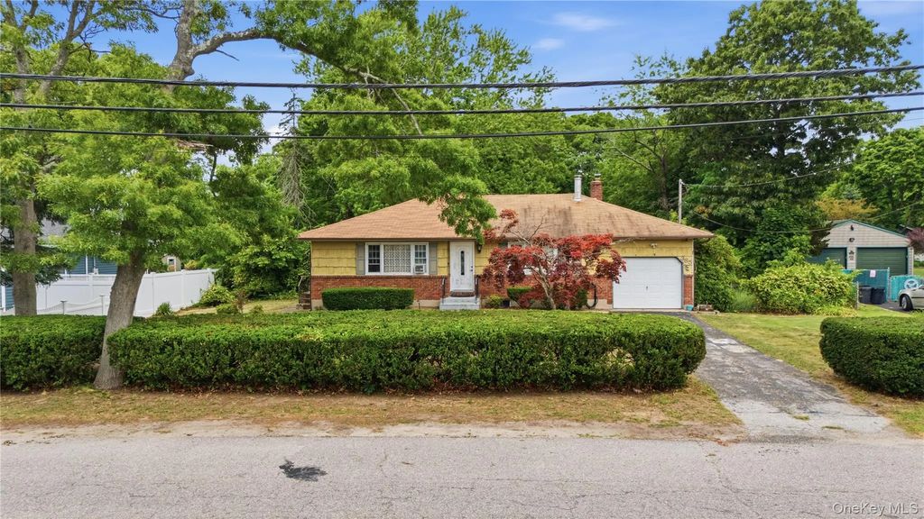385 Manhattan Boulevard, Islip Terrace