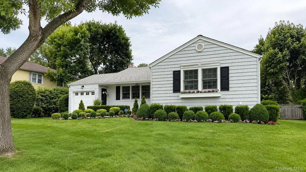 205 Meadbrook Road, Garden City