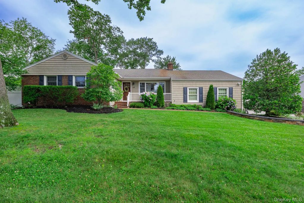 48 William Penn Drive, Stony Brook