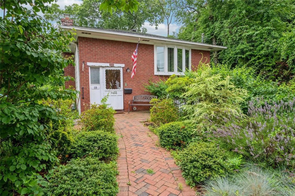 119 Norwood Avenue, Malverne