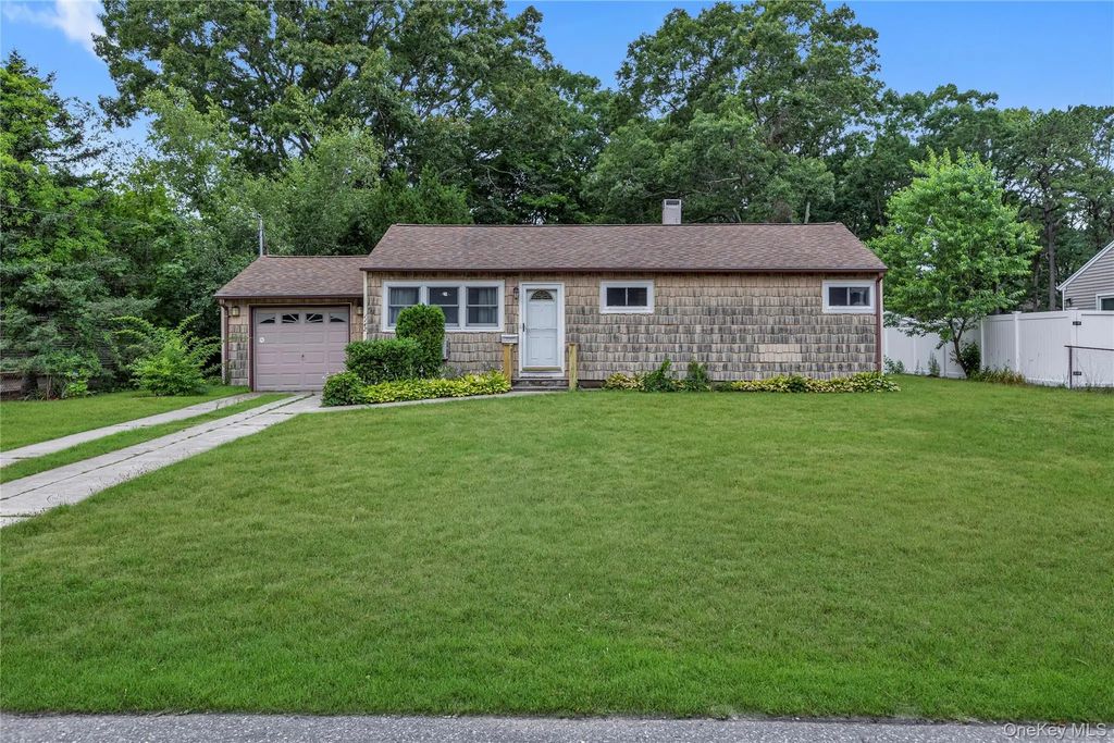 1142 Bay Shore Avenue, Bay Shore