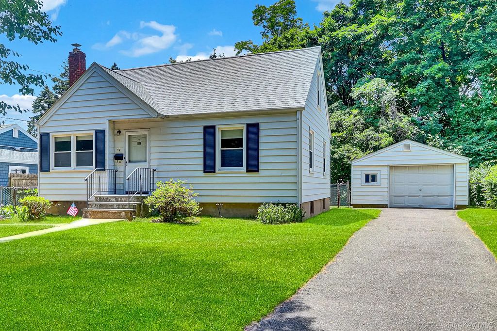 19 Poplar Place, Glen Cove