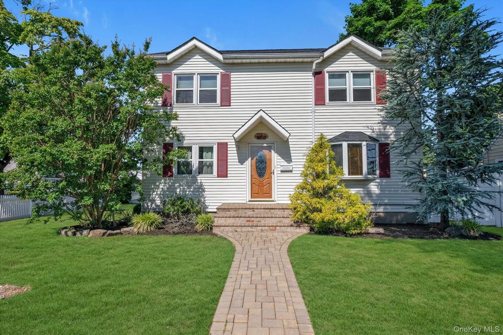 2 East Court, Bethpage