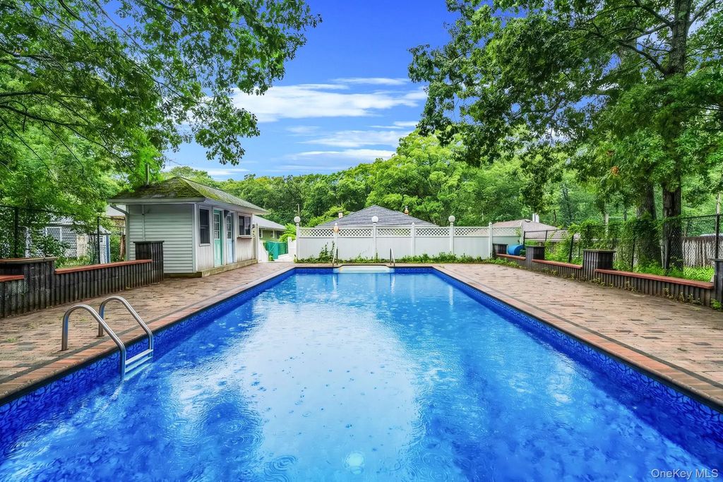 138 River Road, Shirley