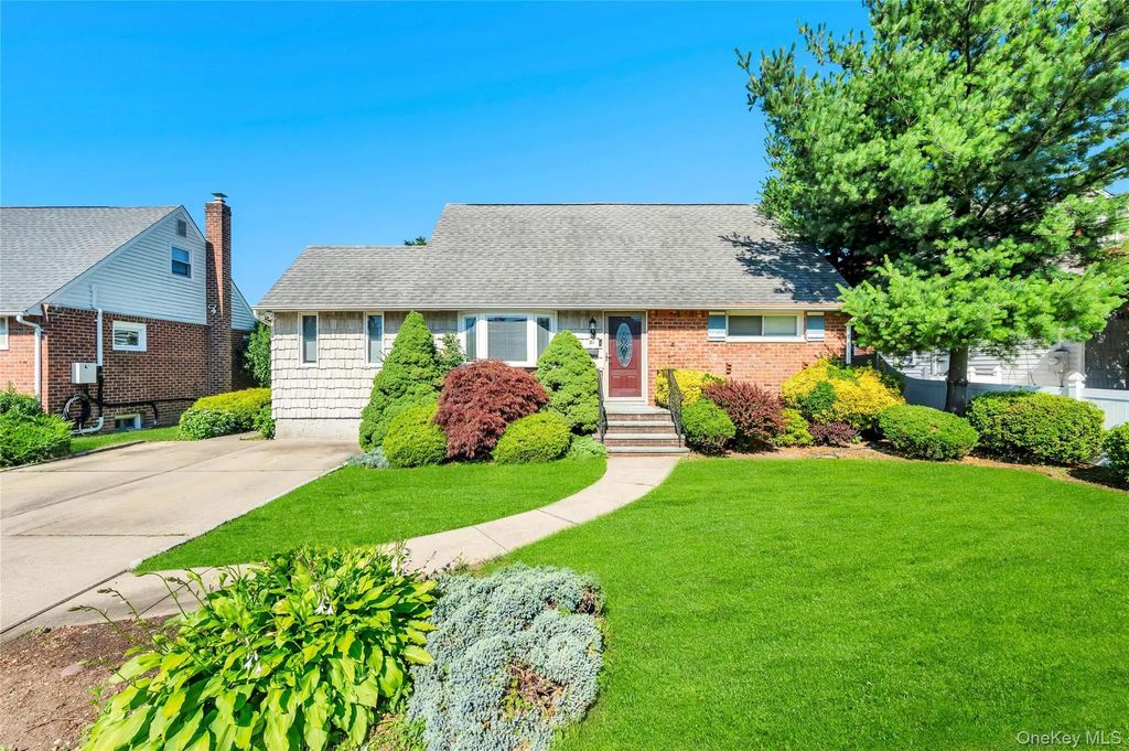 34 Oak Street, Hicksville