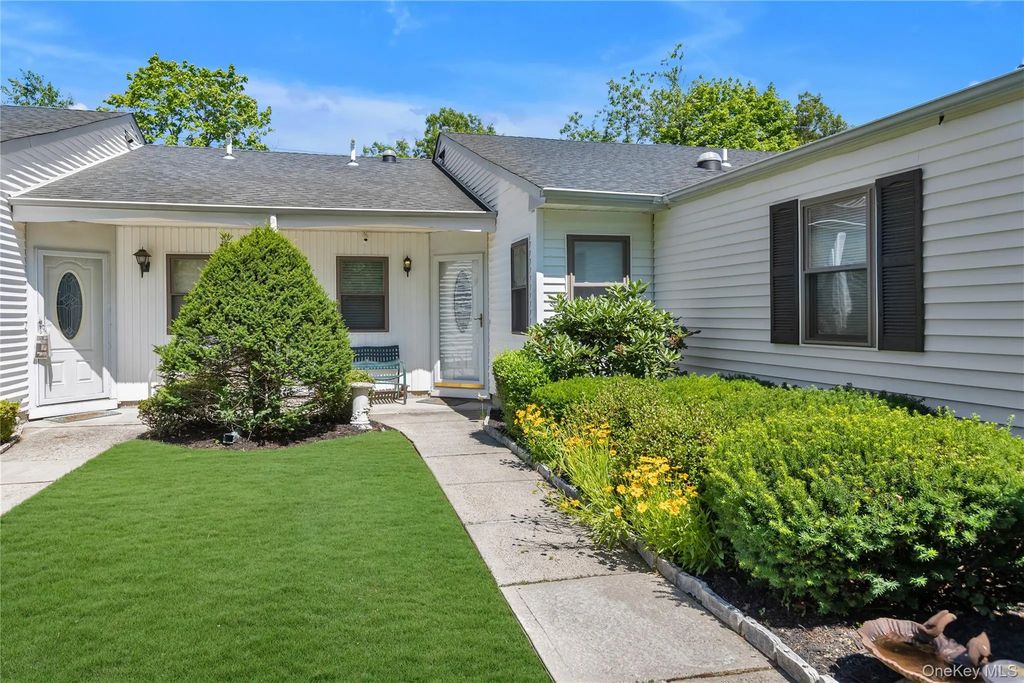 42 Knolls Drive, Stony Brook