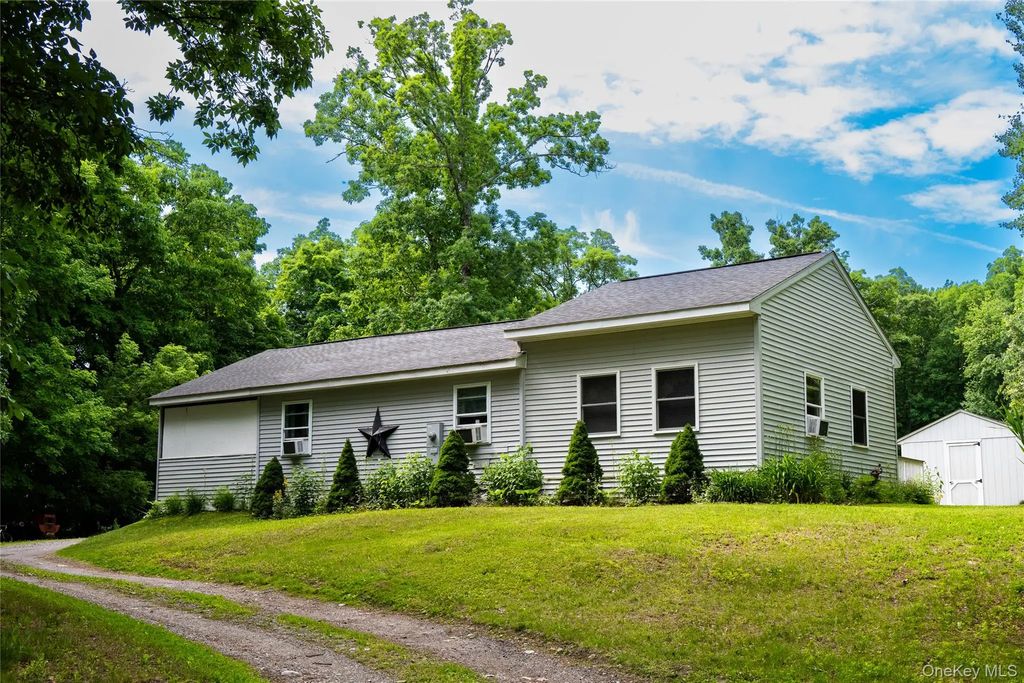 660 Sharon Station Road, Millerton