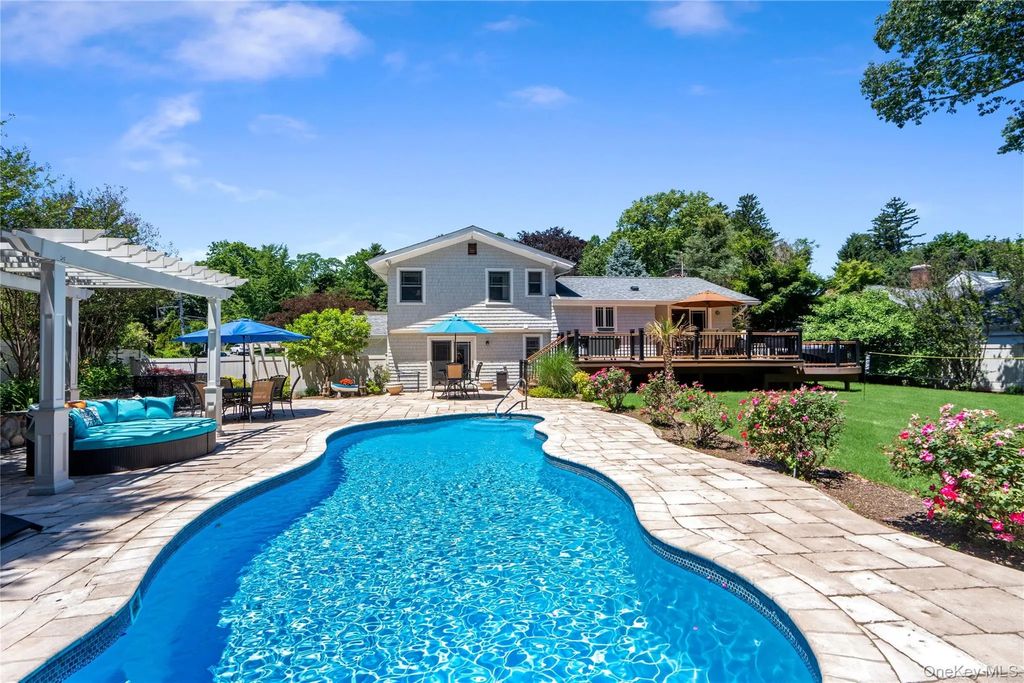 10 The Knolls, Locust Valley