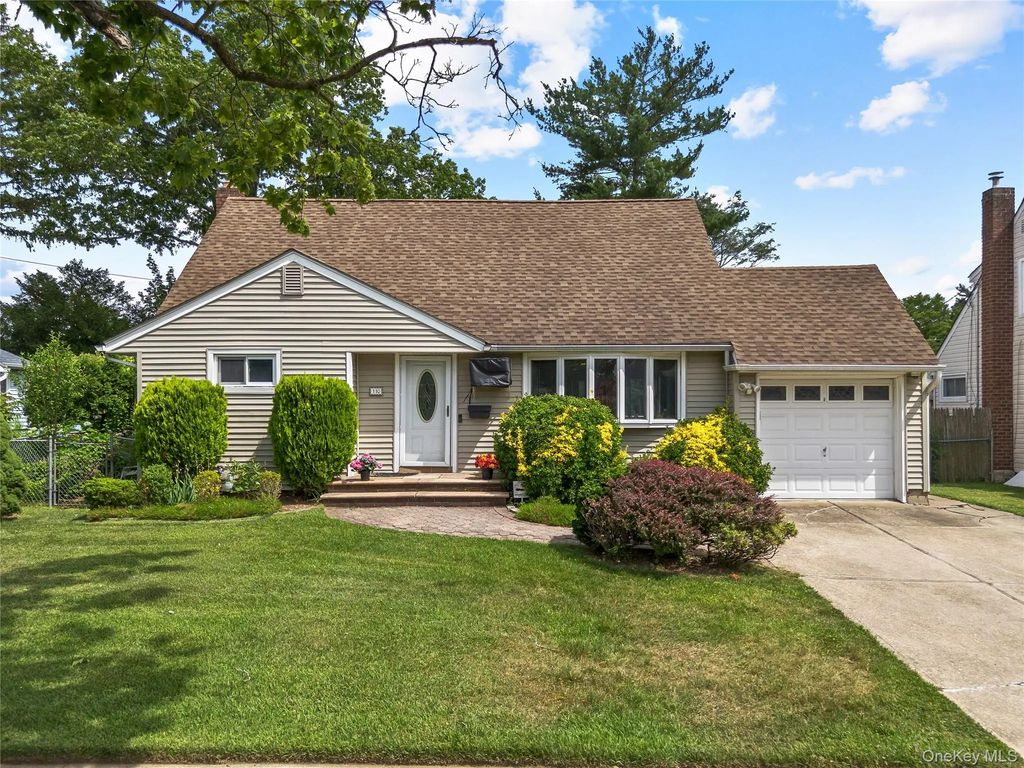 110 Briarcliff Road, Westbury