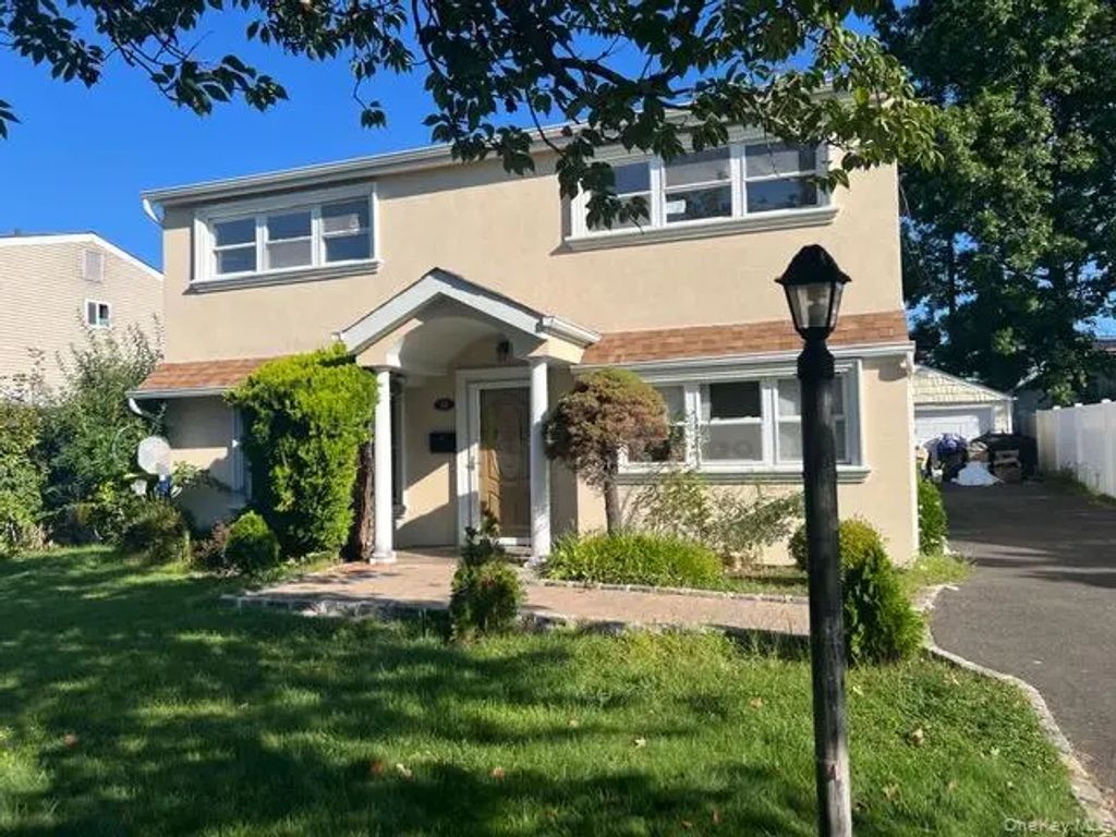 12 Walter Avenue, Hicksville