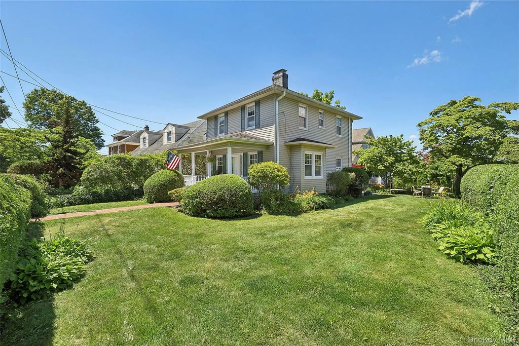 1472 Middle Neck Road, Port Washington