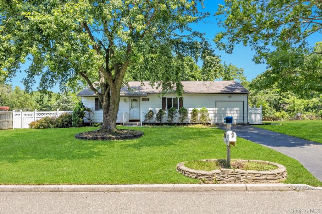 9 Daniel Court, Lake Ronkonkoma
