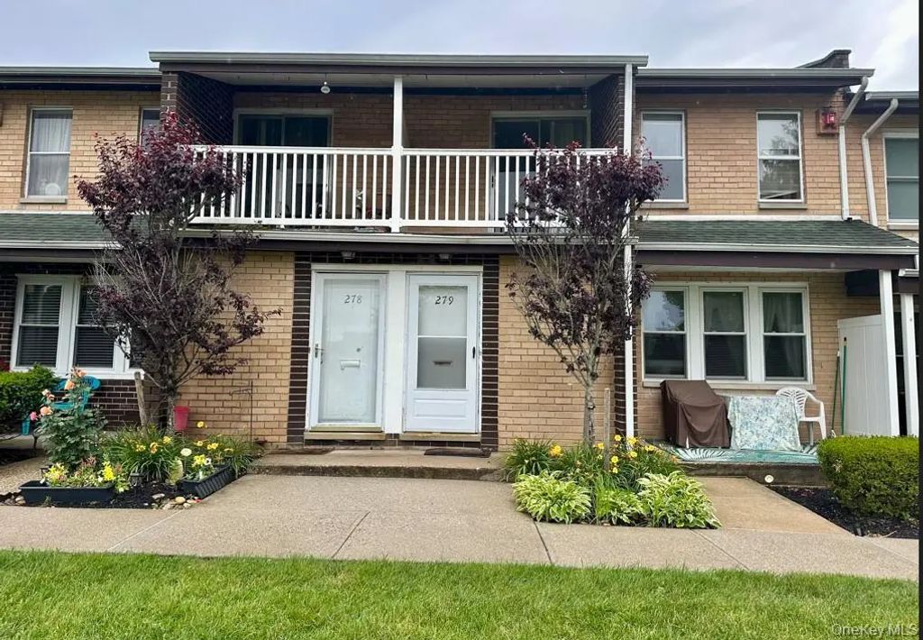 279 Artist Lake Drive, Middle Island