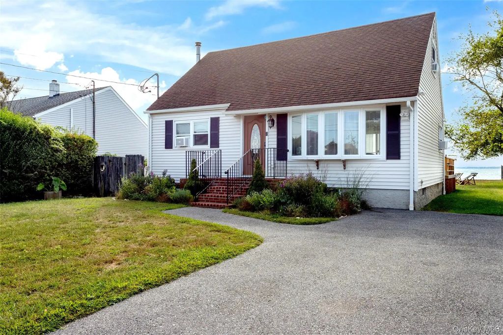 90 Grandview Drive, Shirley