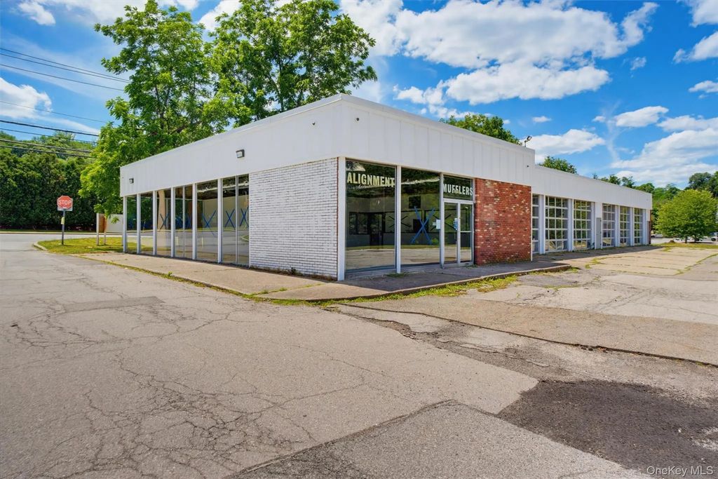 1375 East Main Street, Shrub Oak