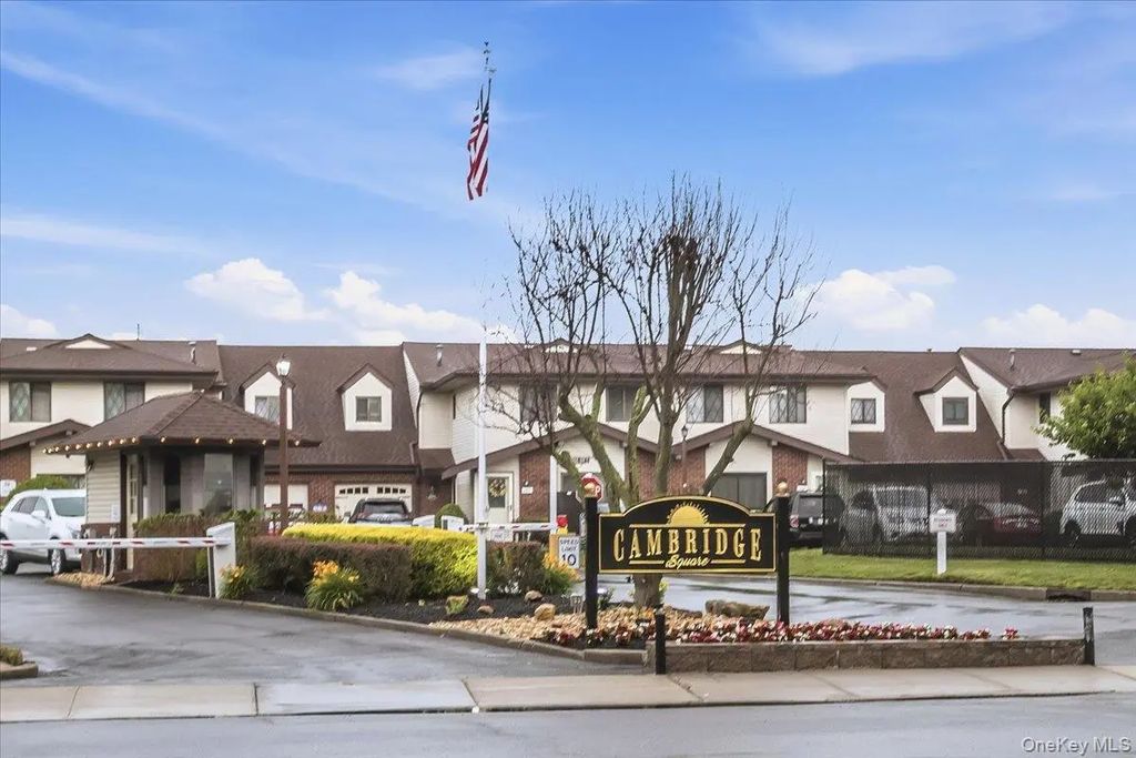 62 Cambridge Drive W, Copiague
