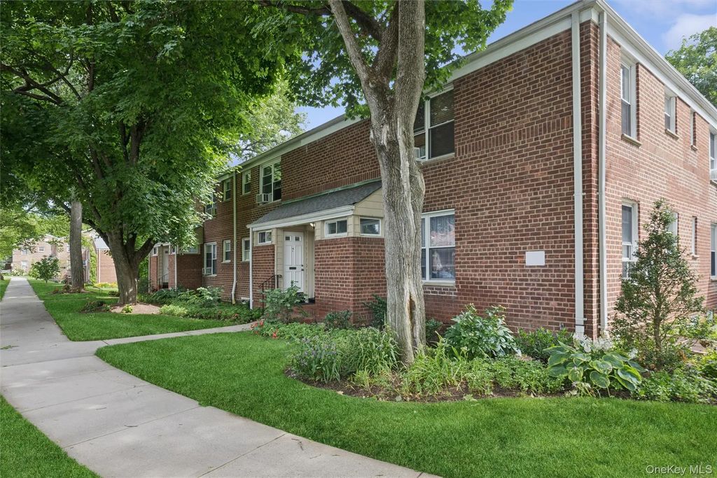 43 Edwards Street # 1-b, Roslyn Heights