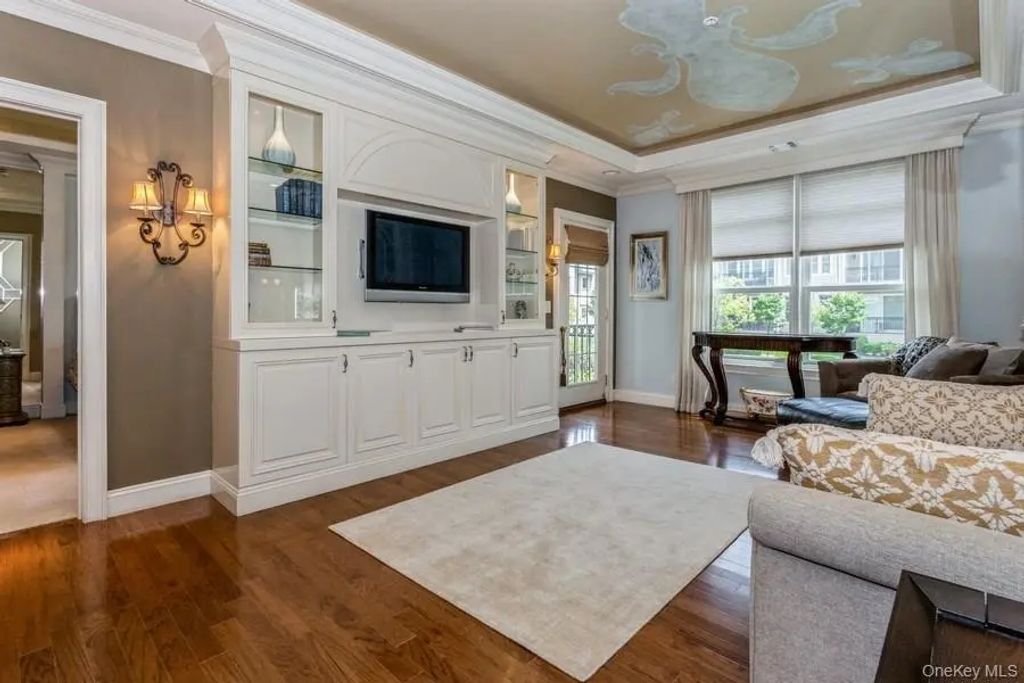 1105 Roosevelt Way, Westbury