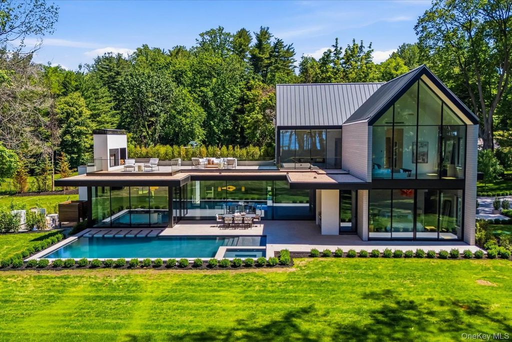 28 Watch Way, Lloyd Harbor