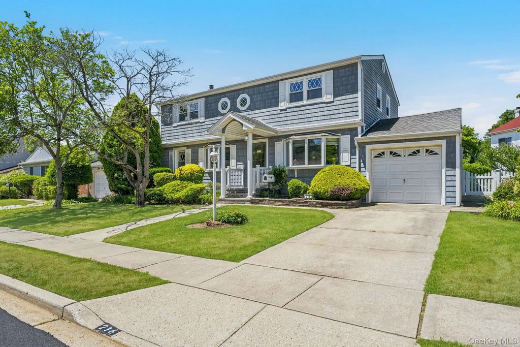 216 Gardner Avenue, Jericho