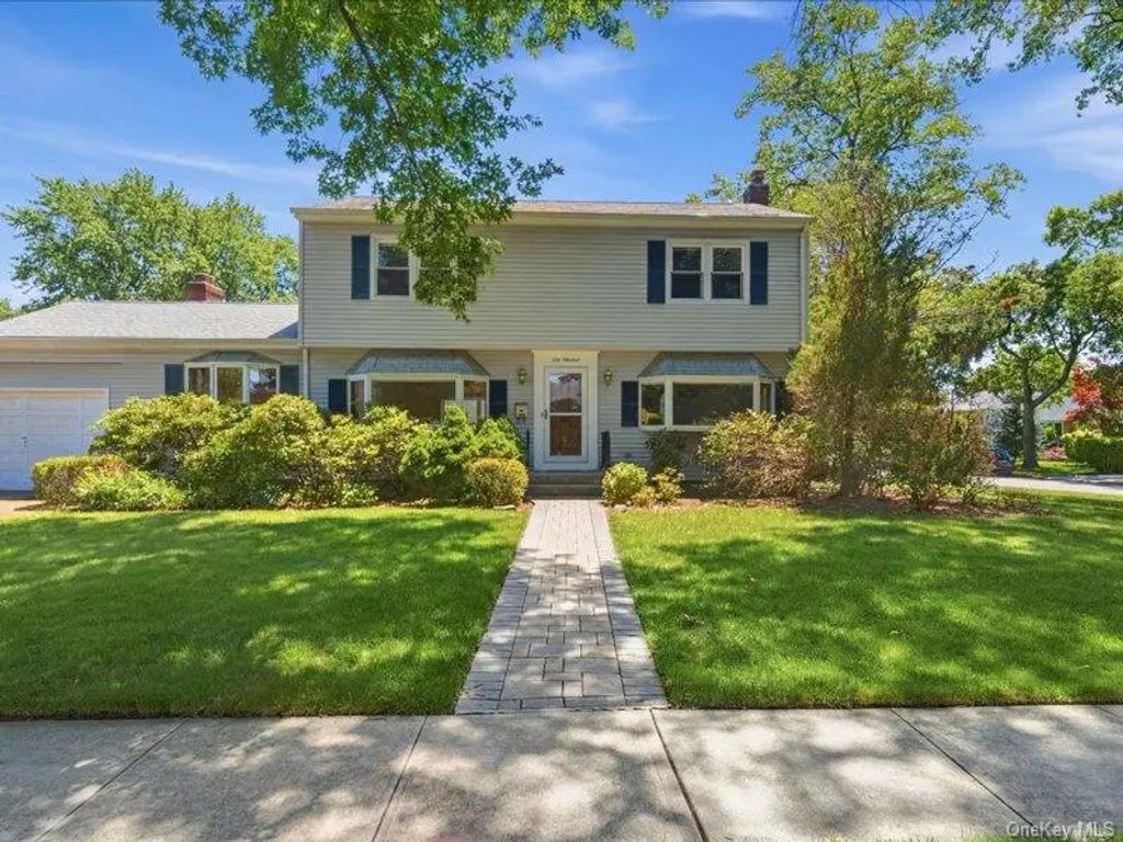 100 Bayberry Avenue, Garden City
