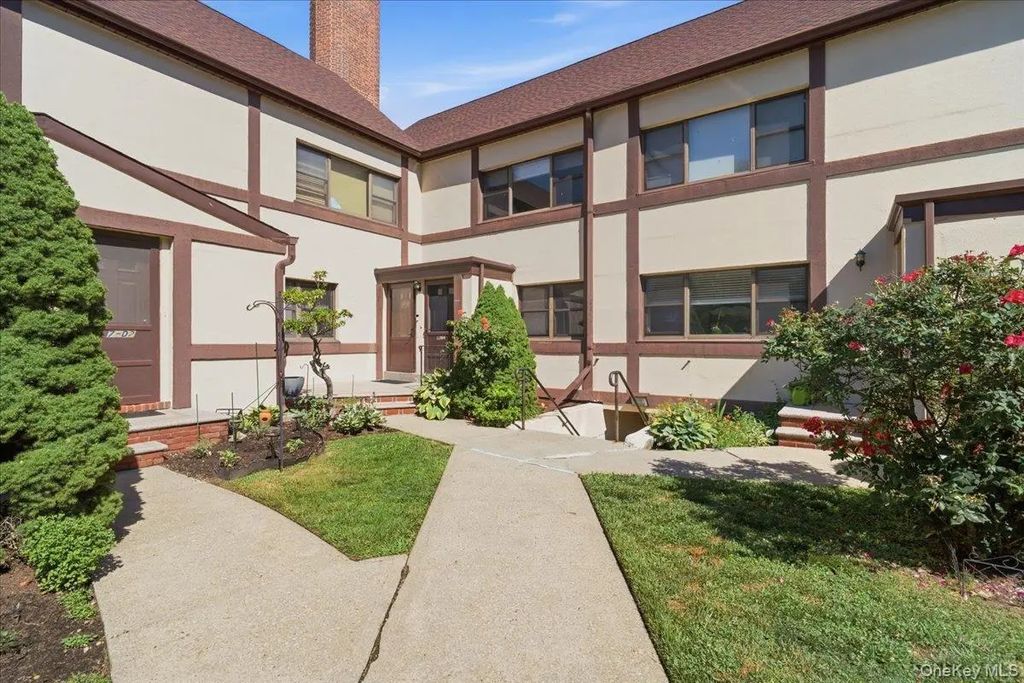 107 15th Street E2, Garden City