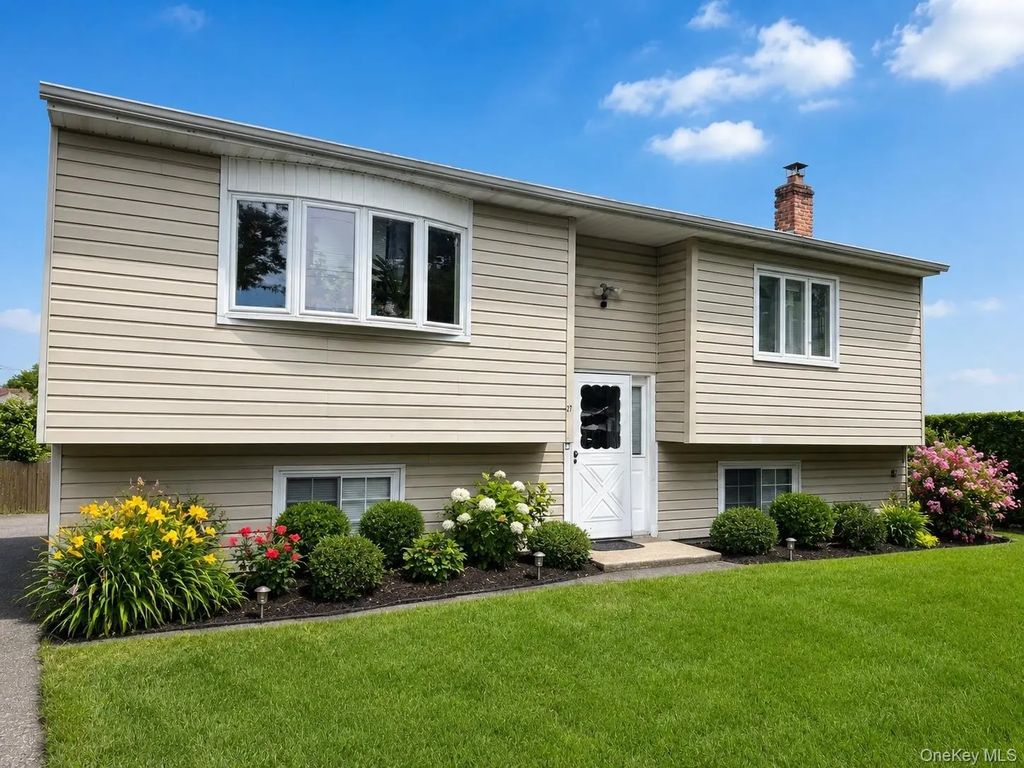 27 Pine Road, Amityville