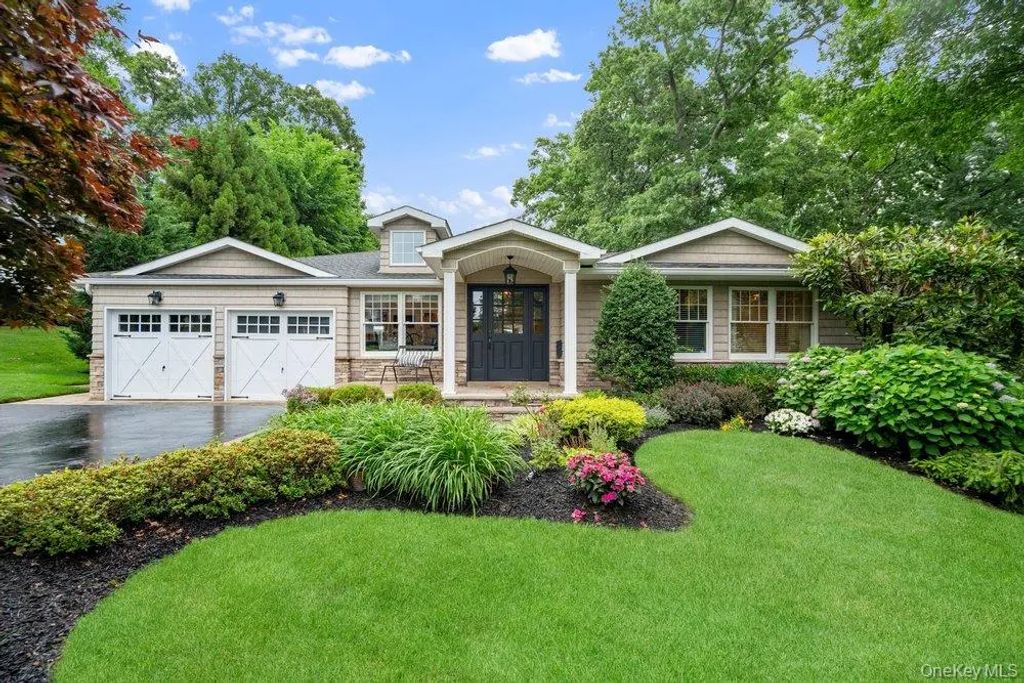 6 Colonial Gate, Plainview