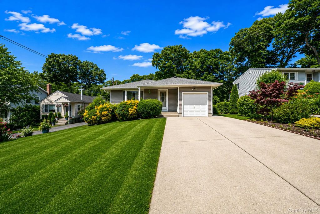 390 Blue Point Road, Farmingville