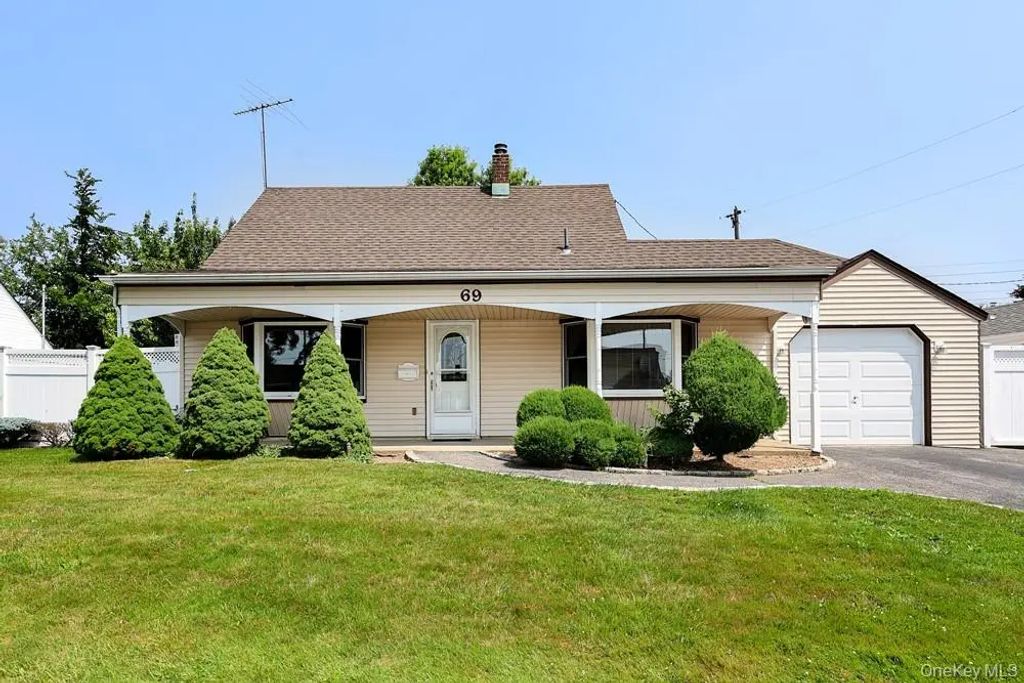 69 Corncrib Lane, Levittown