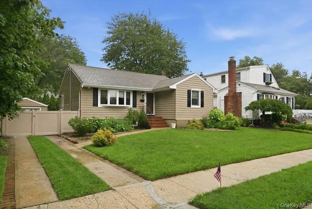 195 Scarcliffe Drive, Malverne