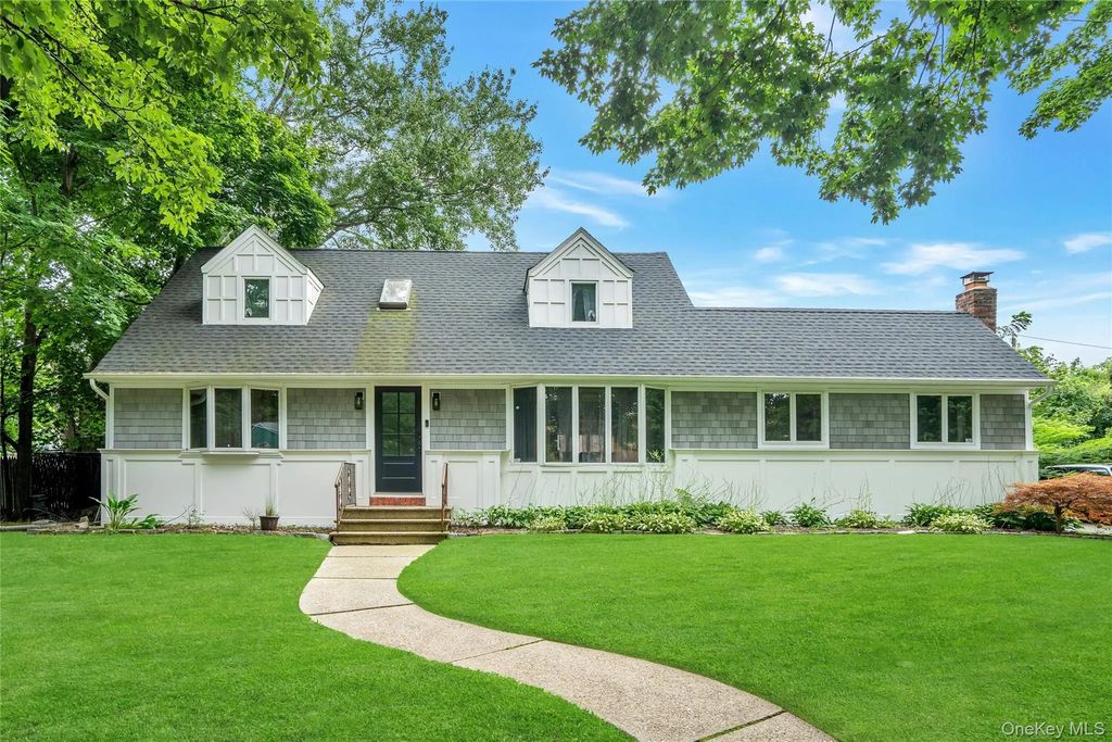 27 Middle Drive, Huntington