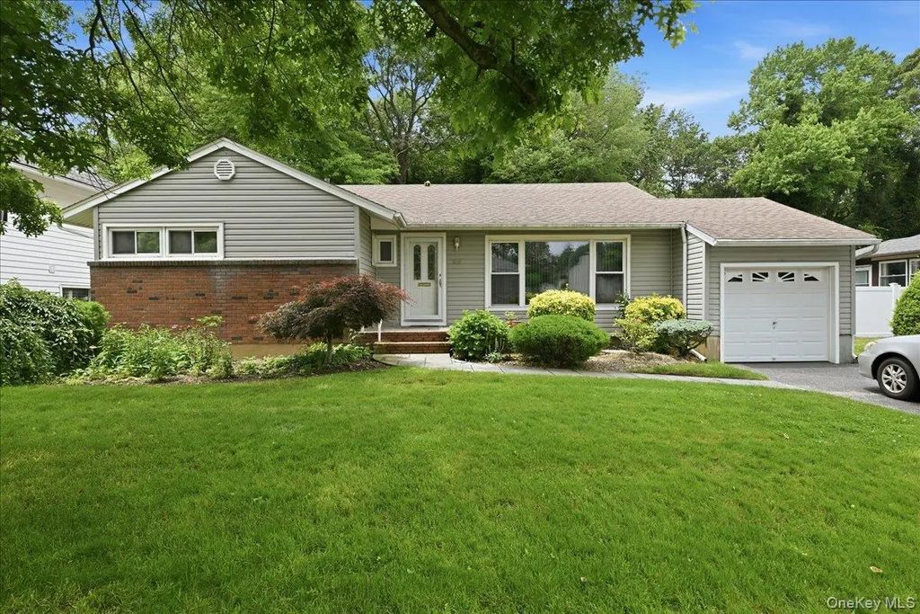 578 Richmond Road, East Meadow