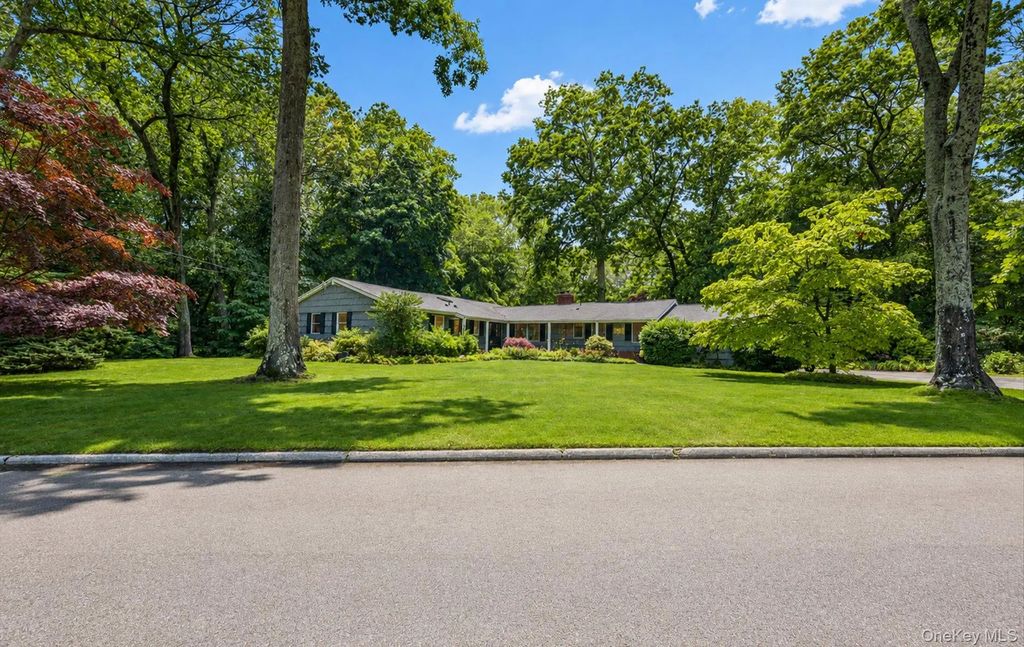 27 Longwood Drive, South Huntington
